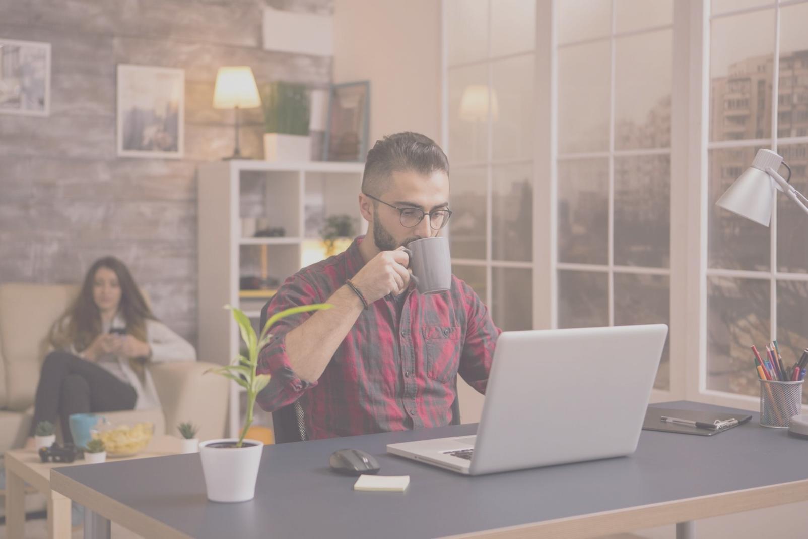 Estudiantes trabajando en proyectos innovadores de administración digital